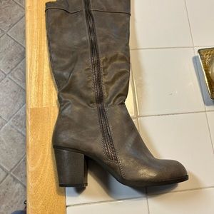 Women’s boots with 2 1/2 inch chunky heels. Made by SO, size 7.5 Worn ONCE!